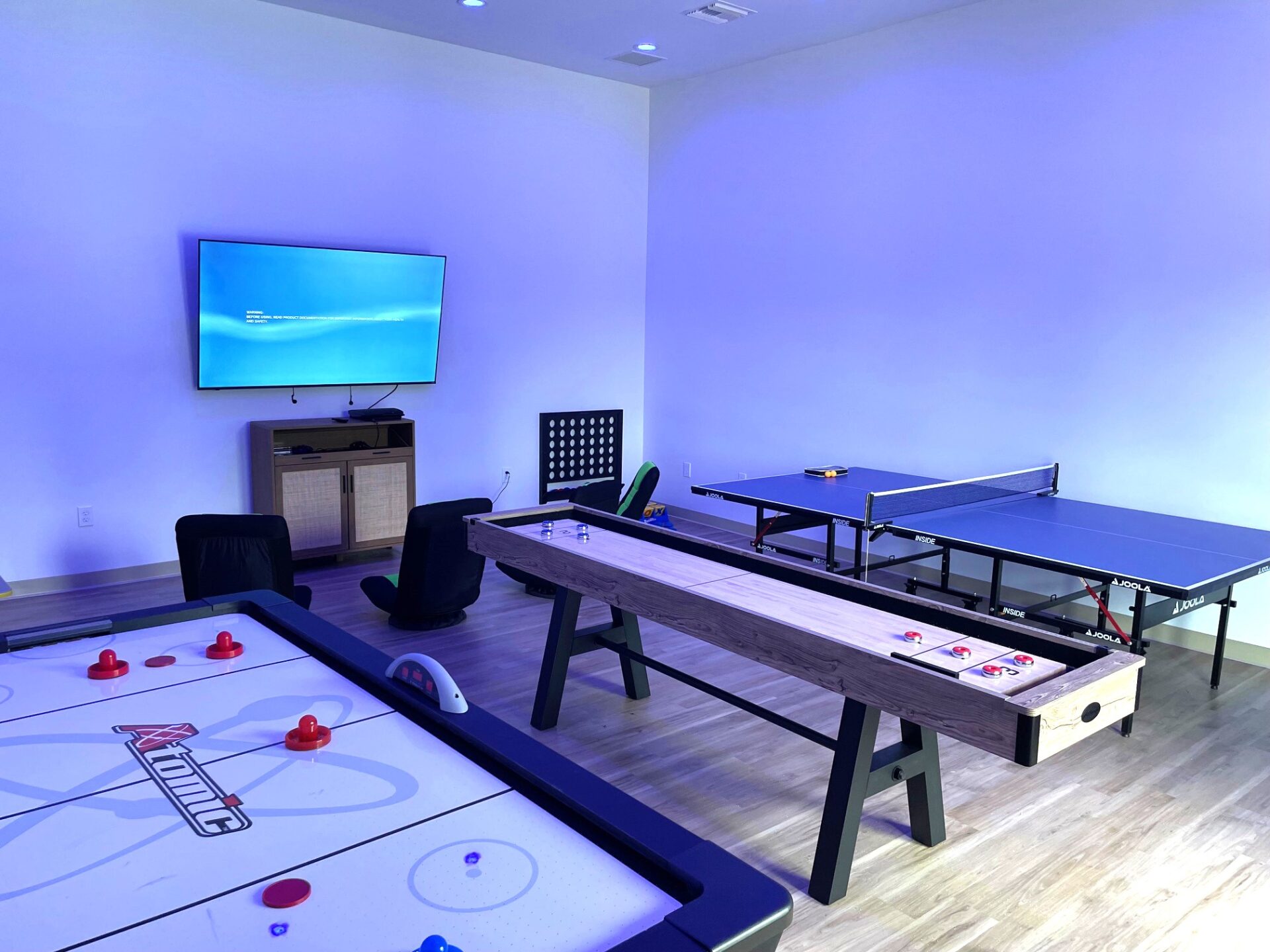 Game Room Gulfport RV Resort indoor game room.